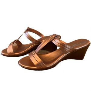 Italian Shoemakers Klara Rose Gold T-Strap Wedge Sandals NWT NWT Size 5.5